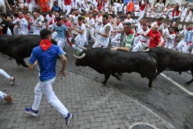 Segundo encierro de San Fermín 2026 con toros de Cebada Gago en la curva de Telefónica.