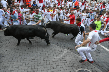 Segundo encierro de San Fermín 2026 con toros de Cebada Gago en la curva de Telefónica.