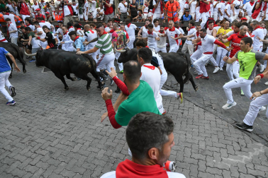 Segundo encierro de San Fermín 2026 con toros de Cebada Gago en la curva de Telefónica.