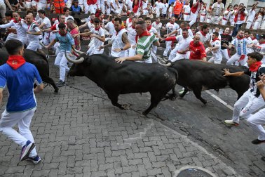 Segundo encierro de San Fermín 2026 con toros de Cebada Gago en la curva de Telefónica.