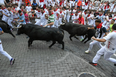 Segundo encierro de San Fermín 2026 con toros de Cebada Gago en la curva de Telefónica.