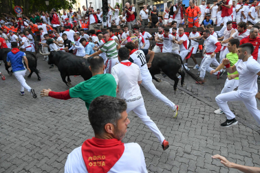 Segundo encierro de San Fermín 2026 con toros de Cebada Gago en la curva de Telefónica.
