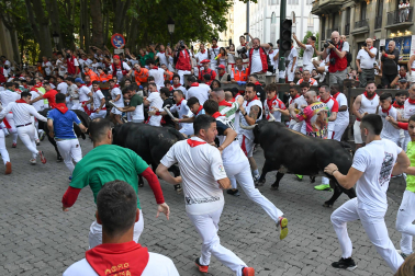 Segundo encierro de San Fermín 2026 con toros de Cebada Gago en la curva de Telefónica.