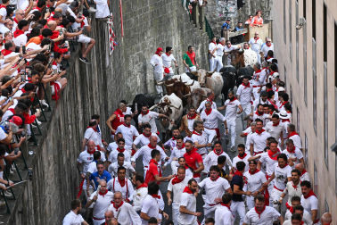 Segundo encierro de San Fermín 2026 con toros de Cebada Gago en la cuesta de Santo Domingo.