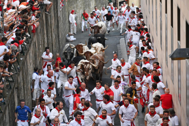 Segundo encierro de San Fermín 2026 con toros de Cebada Gago en la cuesta de Santo Domingo.