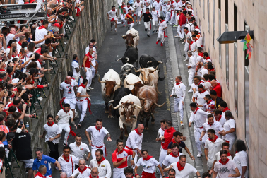 Segundo encierro de San Fermín 2026 con toros de Cebada Gago en la cuesta de Santo Domingo.