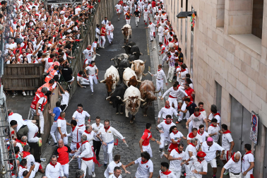 Segundo encierro de San Fermín 2026 con toros de Cebada Gago en la cuesta de Santo Domingo.