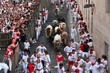 Segundo encierro de San Fermín 2026 con toros de Cebada Gago en la cuesta de Santo Domingo.