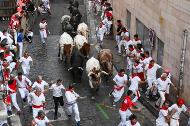Segundo encierro de San Fermín 2026 con toros de Cebada Gago en la cuesta de Santo Domingo.