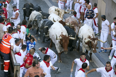 Segundo encierro de San Fermín 2026 con toros de Cebada Gago en la plaza del Ayuntamiento.