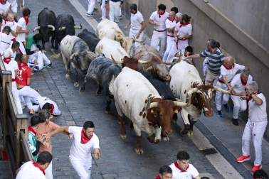 Segundo encierro de San Fermín 2026 con toros de Cebada Gago en la plaza del Ayuntamiento.