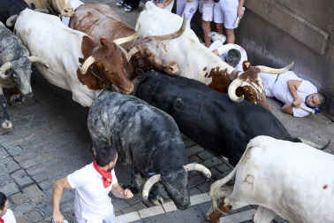 Segundo encierro de San Fermín 2026 con toros de Cebada Gago en la plaza del Ayuntamiento.