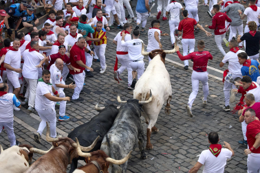 Segundo encierro de San Fermín 2026 con toros de Cebada Gago en la plaza del Ayuntamiento.