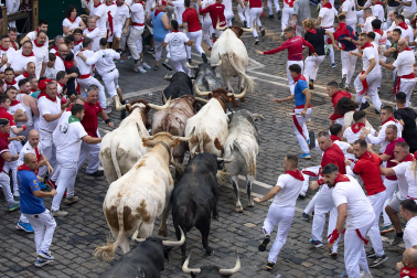 Segundo encierro de San Fermín 2026 con toros de Cebada Gago en la plaza del Ayuntamiento.