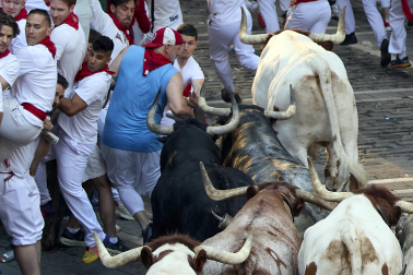 Segundo encierro de San Fermín 2026 con toros de Cebada Gago en la plaza del Ayuntamiento.