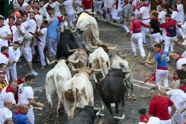 Segundo encierro de San Fermín 2026 con toros de Cebada Gago en la plaza del Ayuntamiento.