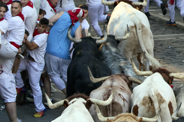 Segundo encierro de San Fermín 2026 con toros de Cebada Gago en la plaza del Ayuntamiento.