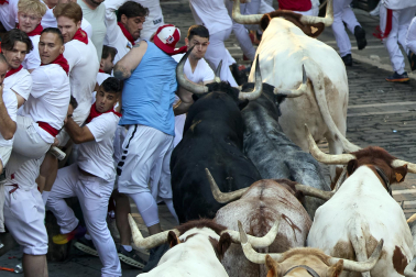 Segundo encierro de San Fermín 2026 con toros de Cebada Gago en la plaza del Ayuntamiento.