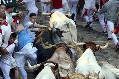 Segundo encierro de San Fermín 2026 con toros de Cebada Gago en la plaza del Ayuntamiento.