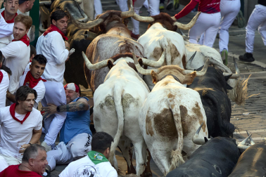 Segundo encierro de San Fermín 2026 con toros de Cebada Gago en la plaza del Ayuntamiento.