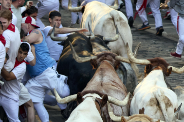 Segundo encierro de San Fermín 2026 con toros de Cebada Gago en la plaza del Ayuntamiento.