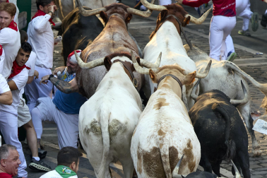 Segundo encierro de San Fermín 2026 con toros de Cebada Gago en la plaza del Ayuntamiento.