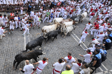 Segundo encierro de San Fermín 2026 con toros de Cebada Gago en la plaza del Ayuntamiento.