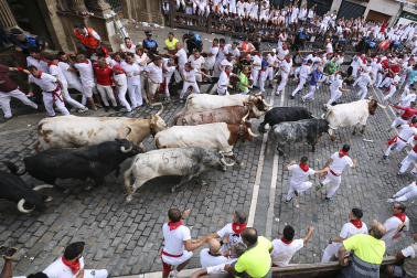 Segundo encierro de San Fermín 2026 con toros de Cebada Gago en la plaza del Ayuntamiento.
