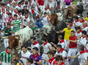 Segundo encierro de San Fermín 2026 con toros de Cebada Gago en la calle Estafeta.
