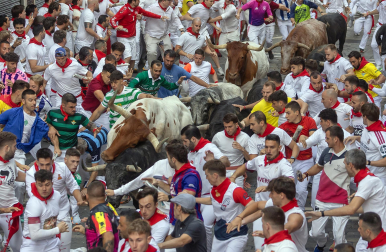 Segundo encierro de San Fermín 2026 con toros de Cebada Gago en la calle Estafeta.