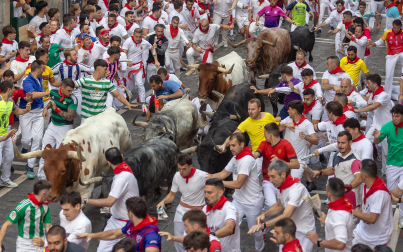 Segundo encierro de San Fermín 2026 con toros de Cebada Gago en la calle Estafeta.