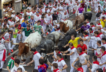Segundo encierro de San Fermín 2026 con toros de Cebada Gago en la calle Estafeta.