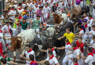 Segundo encierro de San Fermín 2026 con toros de Cebada Gago en la calle Estafeta.