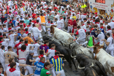Segundo encierro de San Fermín 2026 con toros de Cebada Gago en la calle Estafeta.