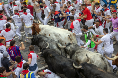 Segundo encierro de San Fermín 2026 con toros de Cebada Gago en la calle Estafeta.