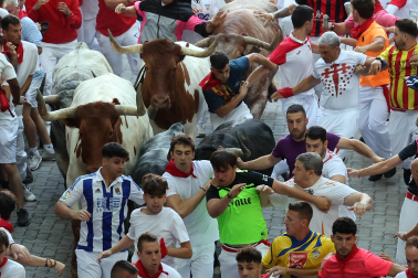 Segundo encierro de San Fermín 2026 con toros de Cebada Gago en la bajada al callejón.