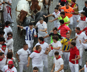Segundo encierro de San Fermín 2026 con toros de Cebada Gago en la bajada al callejón.