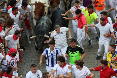Segundo encierro de San Fermín 2026 con toros de Cebada Gago en la bajada al callejón.