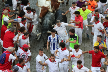 Segundo encierro de San Fermín 2026 con toros de Cebada Gago en la bajada al callejón.