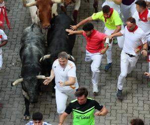 Segundo encierro de San Fermín 2026 con toros de Cebada Gago en la bajada al callejón.