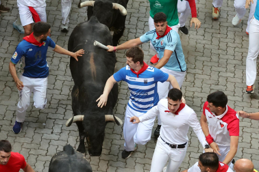 Segundo encierro de San Fermín 2026 con toros de Cebada Gago en la bajada al callejón.