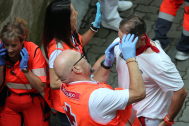 Segundo encierro de San Fermín 2026 con toros de Cebada Gago en la bajada al callejón.