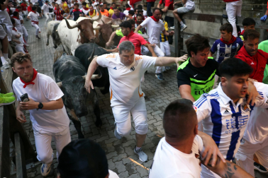 Segundo encierro de San Fermín 2026 con toros de Cebada Gago en la bajada al callejón y entrada a la plaza de toros.
