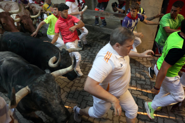 Segundo encierro de San Fermín 2026 con toros de Cebada Gago en la bajada al callejón y entrada a la plaza de toros.