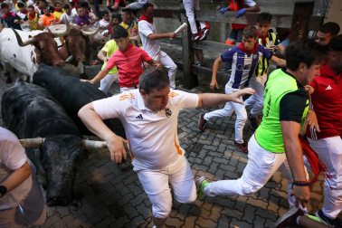Segundo encierro de San Fermín 2026 con toros de Cebada Gago en la bajada al callejón y entrada a la plaza de toros.