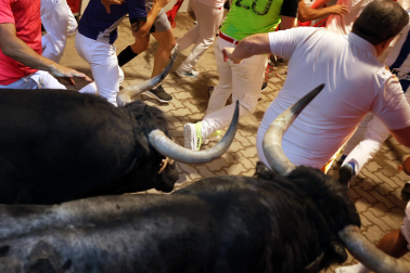 Segundo encierro de San Fermín 2026 con toros de Cebada Gago en la bajada al callejón y entrada a la plaza de toros.