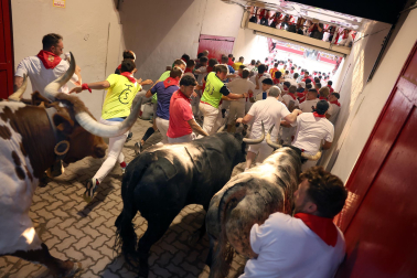 Segundo encierro de San Fermín 2026 con toros de Cebada Gago en la bajada al callejón y entrada a la plaza de toros.