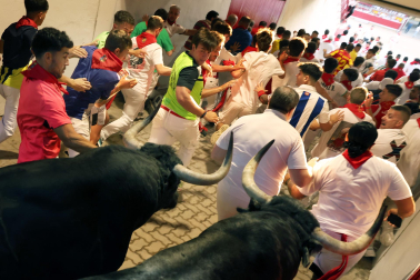 Segundo encierro de San Fermín 2026 con toros de Cebada Gago en la bajada al callejón y entrada a la plaza de toros.