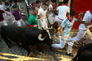 Segundo encierro de San Fermín 2026 con toros de Cebada Gago en la bajada al callejón y entrada a la plaza de toros.