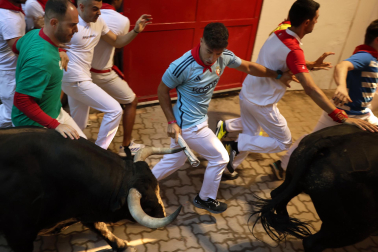 Segundo encierro de San Fermín 2026 con toros de Cebada Gago en la bajada al callejón y entrada a la plaza de toros.